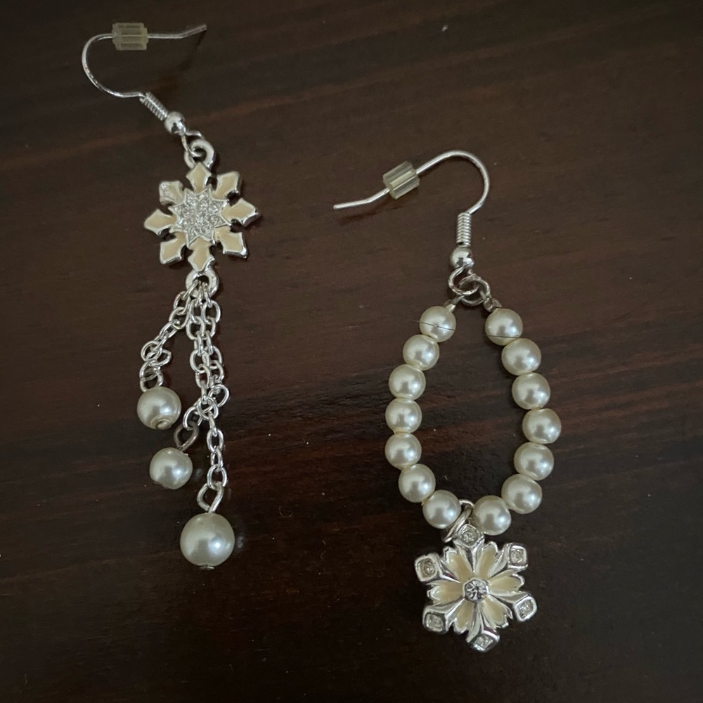 Silver snowflower pearl earring